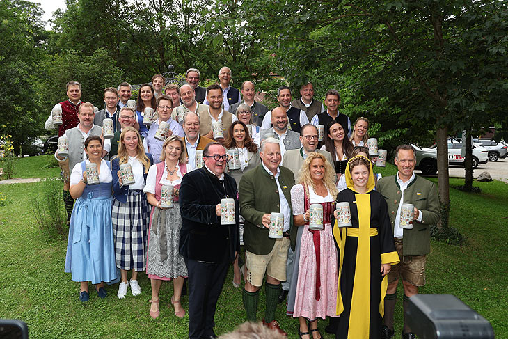 Der Festkrug der Wiesnwirte 2024 wurde am 17.07.2024 vorgestellt: u. m. Wiesn-Stadträtin Anja Berger, Wiesnchef Clemens Baumgärtner  Wirtesprecher Christian Schottenhamel, dem Münchner Kindl Franziska Inselkammer,  und Wirtesprecher Peter Inselkammer  (©Foto:Martin Schmitz)